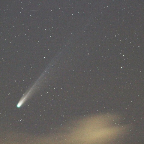 雲間に見えたレモン彗星