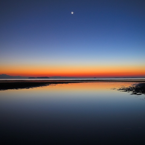 上下シンメトリックな三日月風景