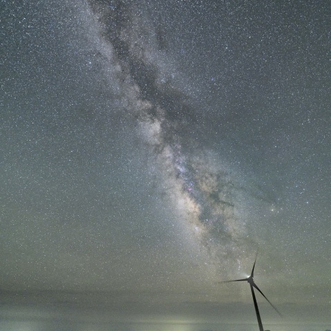 風力発電機と立ち昇る夏の銀河