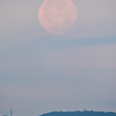 ほぼ満月と堂平山
