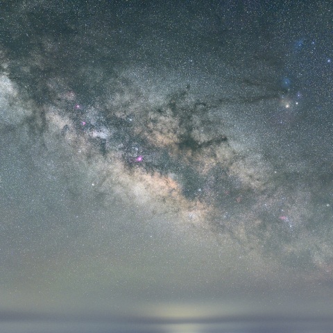 モヤから昇る天の川銀河
