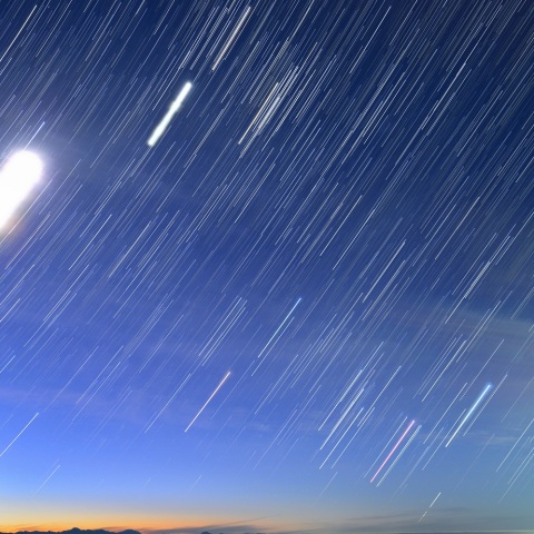 真夏の夜の夢（オリオン座、おうし座、木星、火星、細い月）