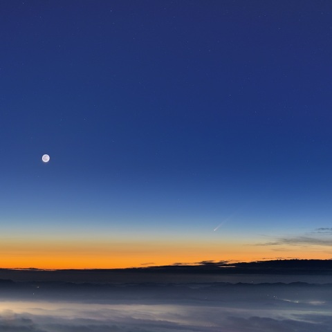 細い月と紫金山・アトラス彗星
