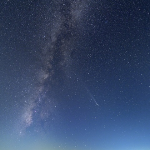 立ち昇る夏の銀河と大彗星