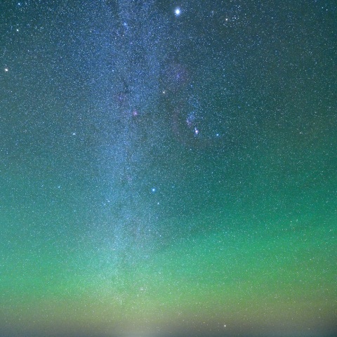 立ち昇る冬の銀河とカノープス