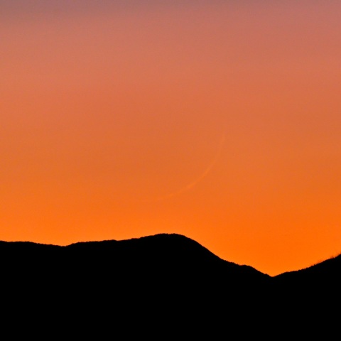 超極細月（月齢０．８）