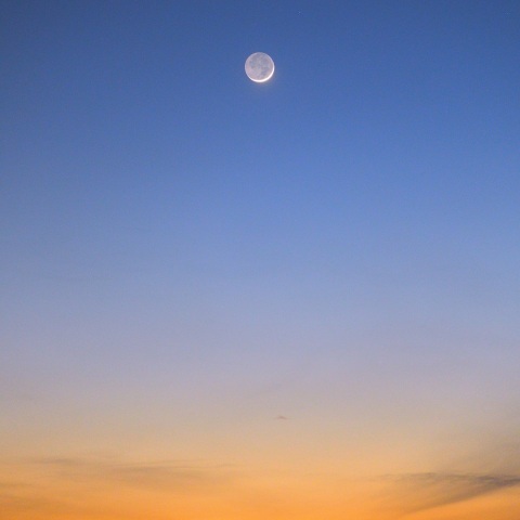 ポツンと極細月（月齢１．８）