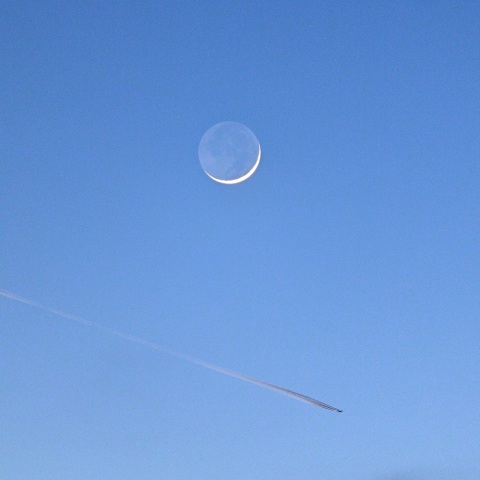 地球照と飛行機雲