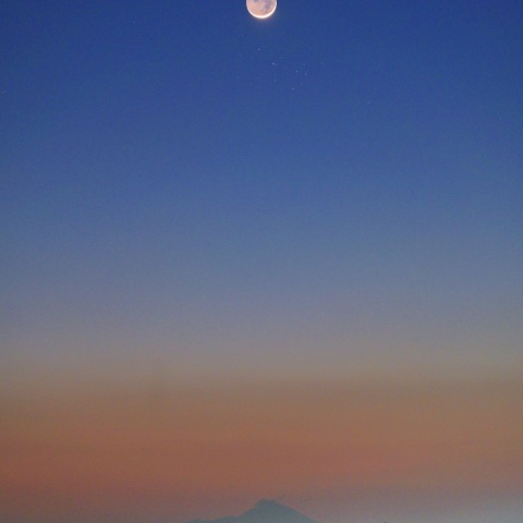 極細月とプレアデス星団の接近