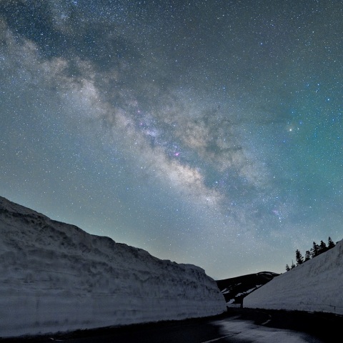 雪の回廊から見る夏の銀河