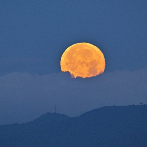 ほぼ満月（ストロベリームーン）と堂平山