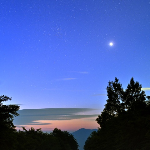 マジックアワーに輝く金星と昴