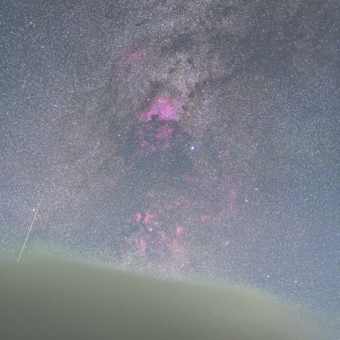 沈むはくちょう座と流星