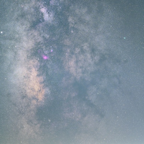 銀河中心部とスワン彗星（Ｃ/２０２５ Ｒ２）の共演