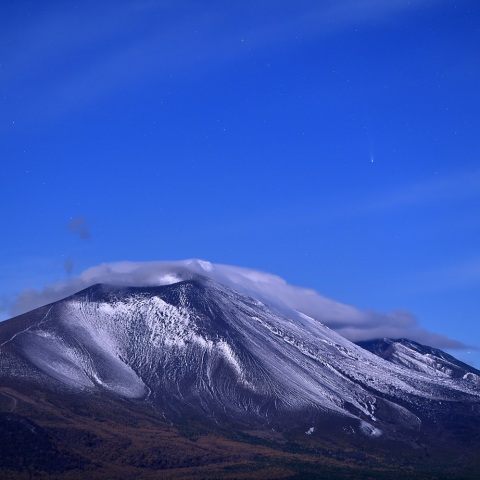 初冠雪の浅間山とレモン彗星