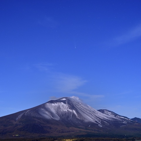 浅間山とレモン彗星