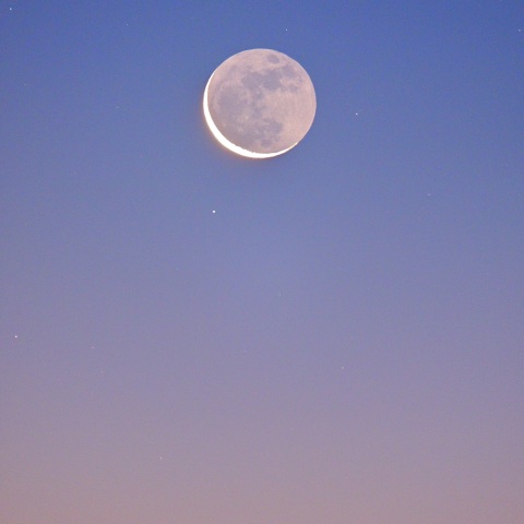 12月18日未明の細い月(地球照)