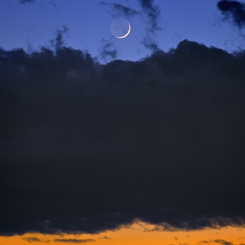 細い月（月齢２．３）