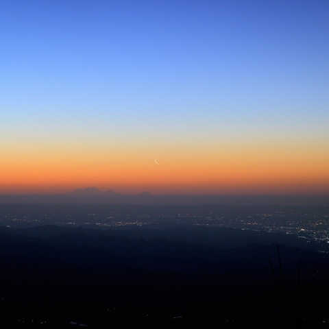 黄砂に霞む細い月（月齢２７．８）