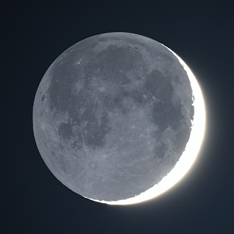 地球照（月齢２．４）