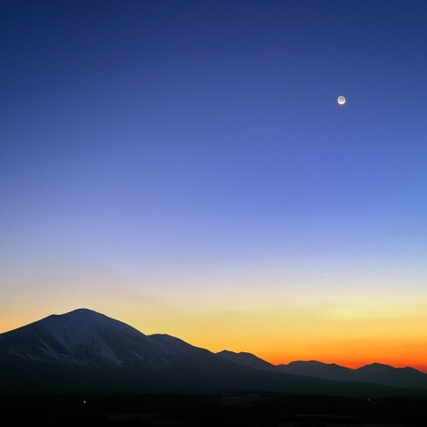 細い月、金星と浅間山