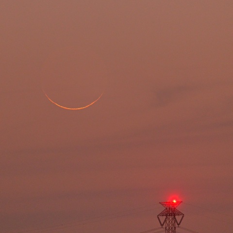 極細月と送電鉄塔