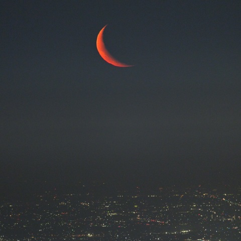 群馬県南部の夜景と紅の月