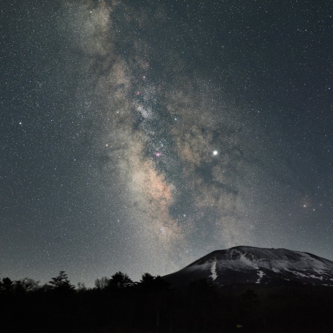 浅間山と立ち昇る銀河