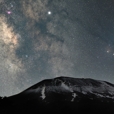 終雪の浅間山と銀河中心部