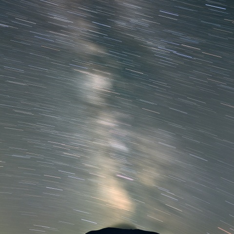 立ち昇る天の川銀河と浅間山