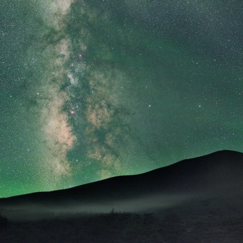 大気光と立ち昇る銀河
