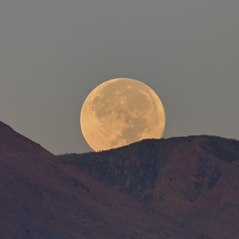 黒斑山に沈む中秋の名月