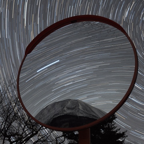 カーブミラーに映る星の軌跡