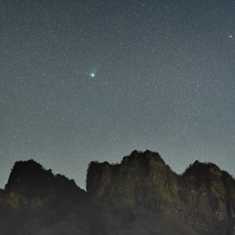 ２月１日未明の北極星、ＺＴＦ彗星と妙義山系