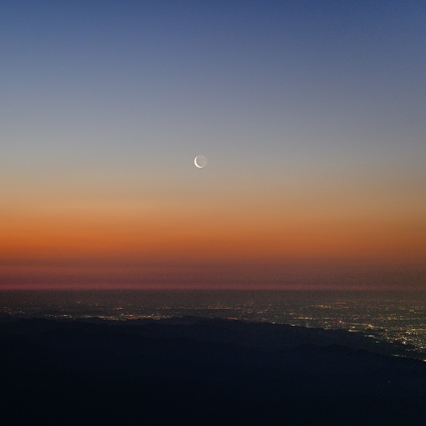 関東平野に昇る細い月