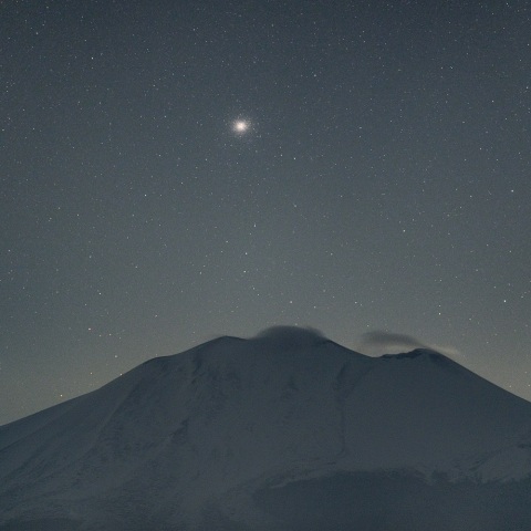 望遠星景（オメガ星団の南中と浅間山）