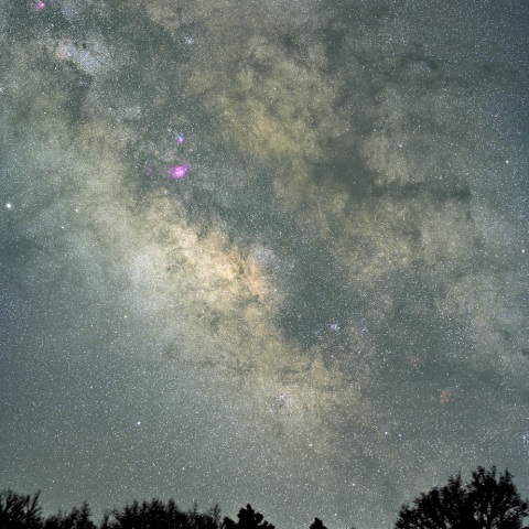 昇る天の川銀河中心部
