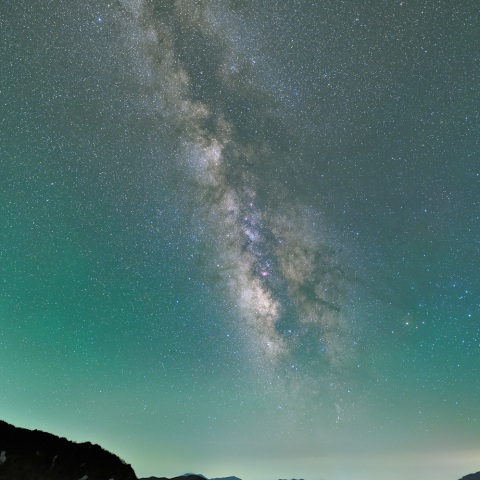 立ち昇る天の川銀河と大気光