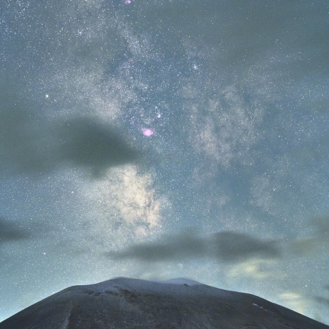 浅間山の終雪と銀河中心部