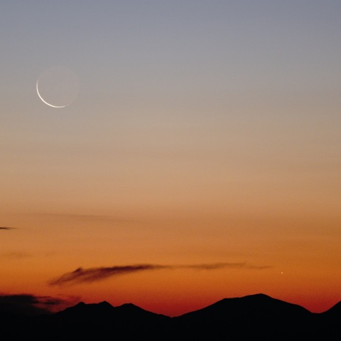 細い月と水星の接近