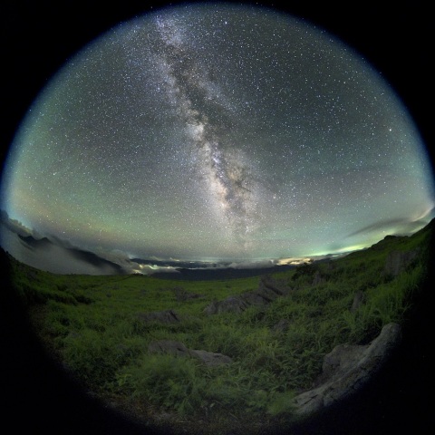 カルスト台地に立ち昇る天の川
