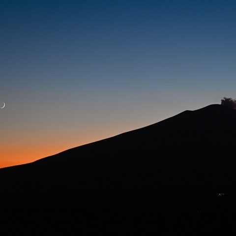 三日月と浅間山