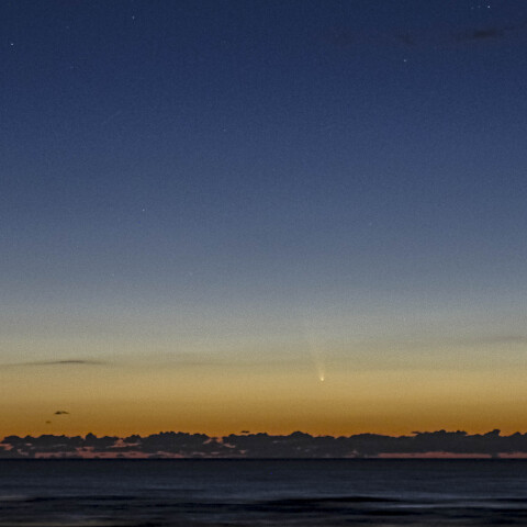 日本海に沈む紫金山・アトラス彗星