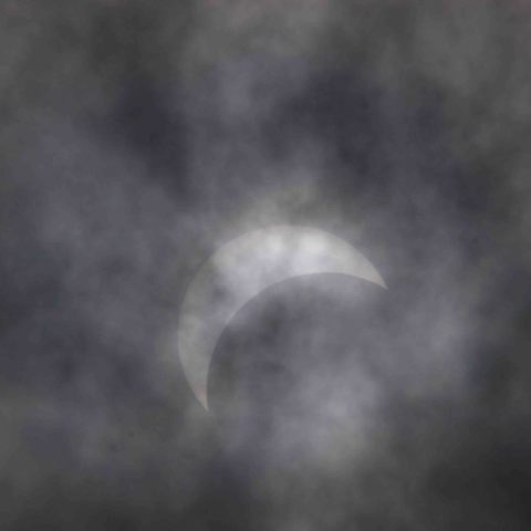 雲を通して見た日食（長野県）