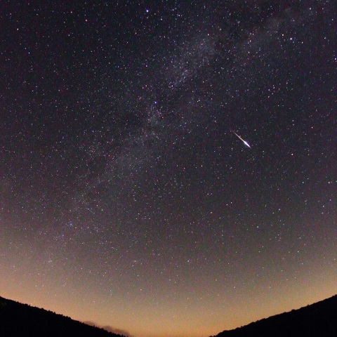 天の川のほとりを横切る火球