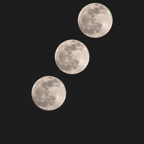 ★如何にも丸い月★