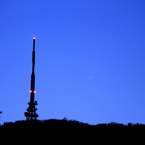 生駒山に沈むパンスターズ彗星