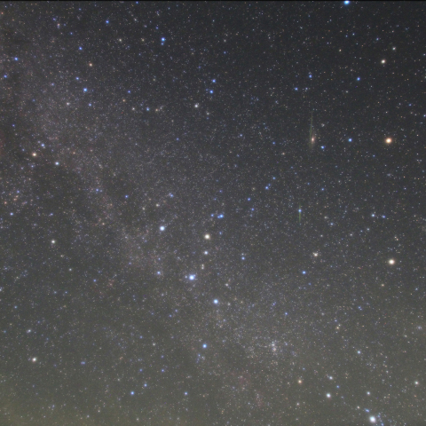 アンドロメダ銀河をかすめる流星