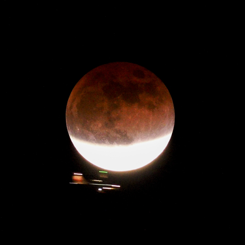 部分月食と航空機