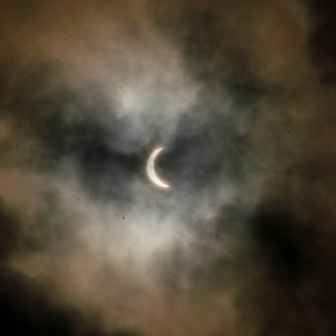 雲間の部分日食